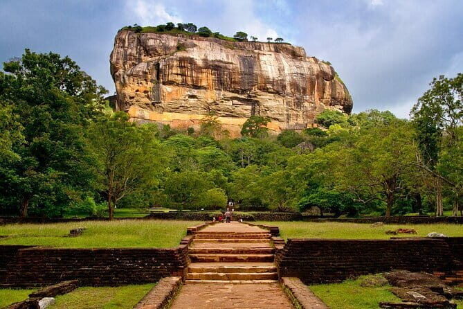 Sigiriya Lion Rock & Dambulla Cave Temple Day Tour From Colombo - Exploring Sigiriya: The Fortress of Legends