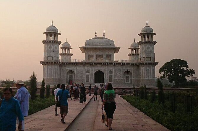 Taj Mahal and Agra Private Car Tour from Delhi with 5* Lunch - The Experience From a Traveler’s Perspective