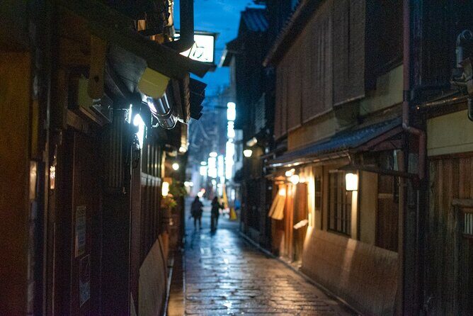 Takashi's local food adventure through Gion Kyoto tips of Ramen - Yasaka Shrine: A Cultural Touchstone