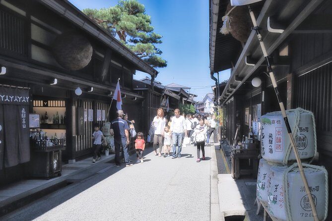 Takayama and Shirakawago/Photoshoot by professional photographer - What Sets This Tour Apart