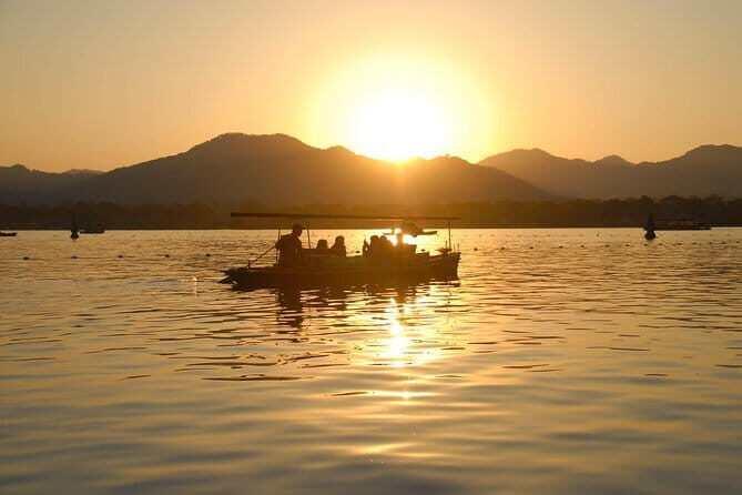 2-Hour West Lake Boat Tour with Ancient Chinese lute Performace - Key Points