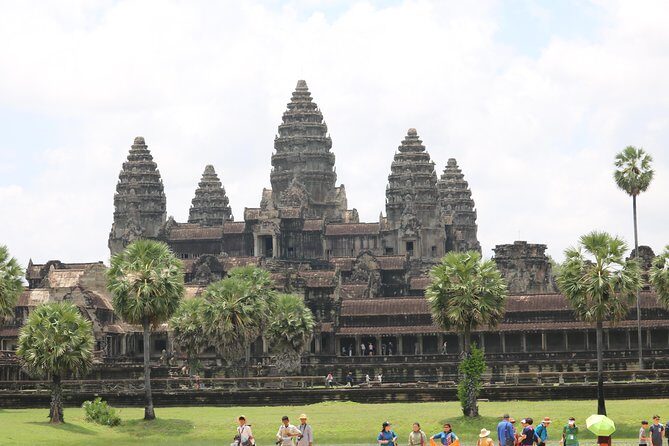 3-Day Cycling Tour In Siem Reap Angkor - Day 2: Sunrise, Angkor Wat, and the iconic temples