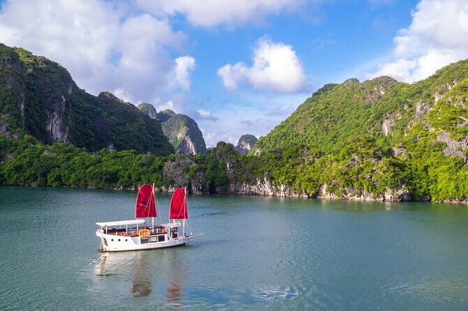 Bai Tu Long Private Day Cruise with Lunch and Best Care - Bai Tu Long Bay: The Scenic Heart of the Tour