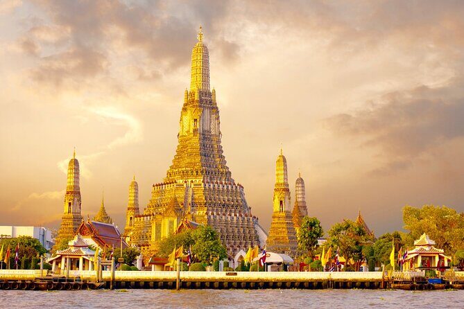 Bangkok Best Two Temples Emerald & Reclining Buddha + GrandPalace - Transportation and Group Size