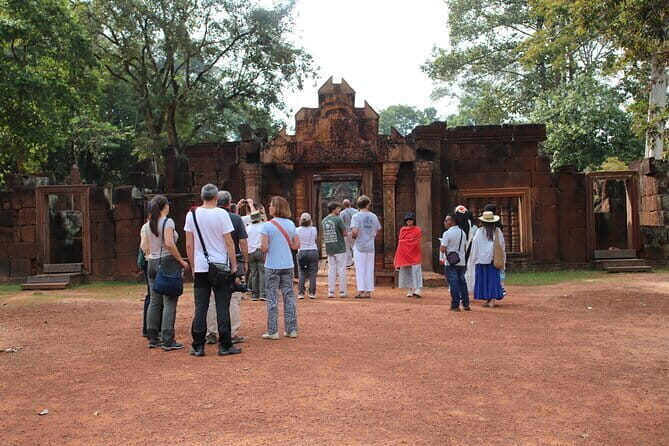 Banteay Srei Secrets Private Tour Include Kbas Spean - Exploring Preah Dak Community