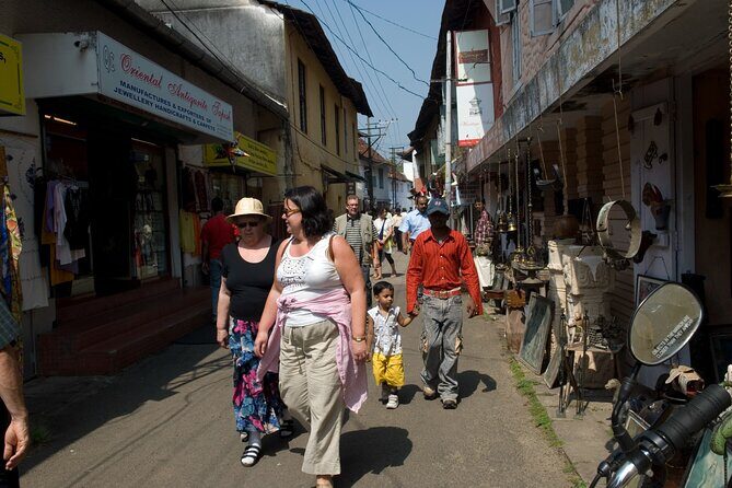 Cochin Essence: Discovering the Best of Cochin - Day 1: A Warm Welcome and Cultural Kickoff