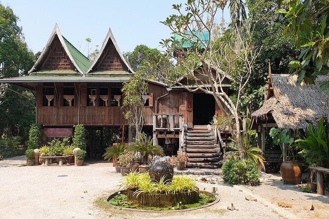 Highlights of Ratchaburi & Samut Songkhram provinces - Damnoen Saduak Floating Market: The Iconic Waterway Scene