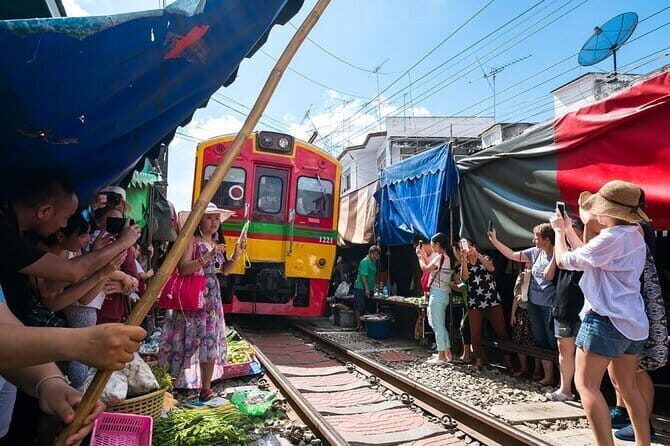 Maeklong Railway Market & Damnoen Saduak Market Paddle Boat Tour - The Itinerary Breakdown