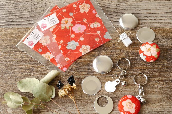 Make unique items with Kimono fabric Kimono fabric badge + Kimono fabric keyring - A Closer Look at the Miyagi Kimono Crafting Tour