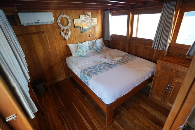 Open Sailing Trip Labuan Bajo, Using Singkolo Pinishi Boat - Day 2: Iconic Islands and Marine Encounters