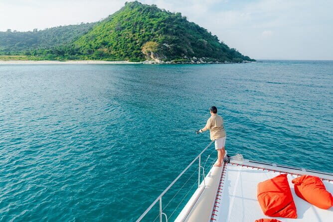 Pattaya Sunset Catamaran Island Hopping with Lunch - The Onboard Lunch: A Highlight of the Day