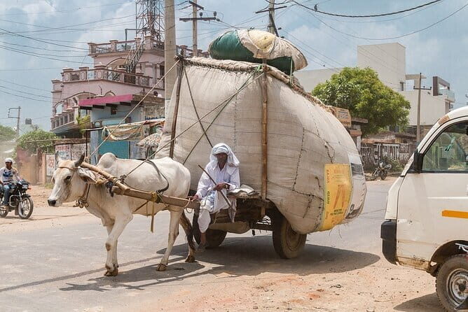 Private Tour in Agra Via Express Train from Jaipur - Visiting the Taj Mahal: A Monument to Love