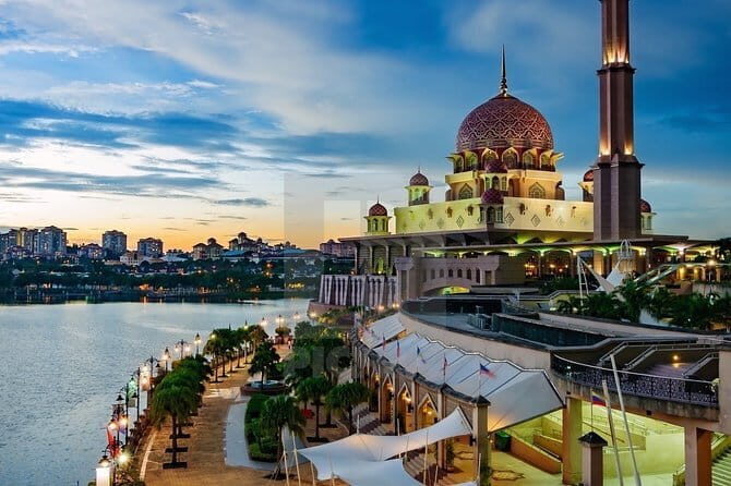 Putrajaya Tour By Night with Putra Lake Cruise - The Experience of Going Private