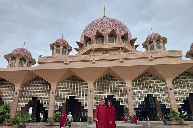 Putrajaya Tour From Kuala Lumpur Includes Batu Cave - Exploring Putrajaya and Batu Caves: A Well-Balanced Day Trip