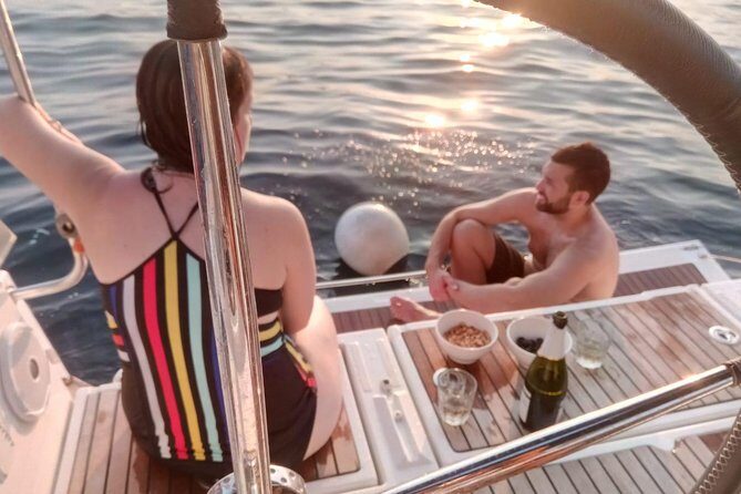 1h Refreshing Sailing Tour in Barcelona with Open Bar & Snacks - The Experience in Detail