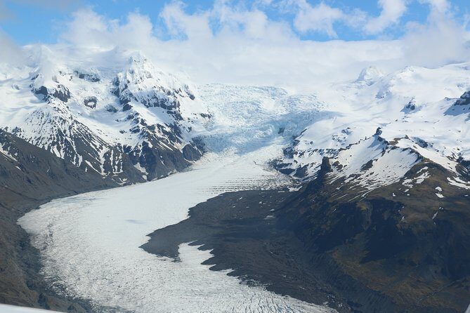 Airplane flight over glacier lagoons and Iceland's highest peak - The Itinerary in Detail