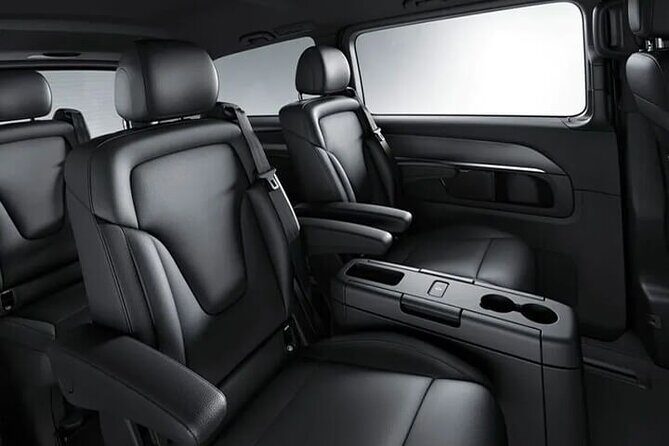 Arrival Transfer by Luxury Van from Barcelona Port to Barcelona - FAQ
