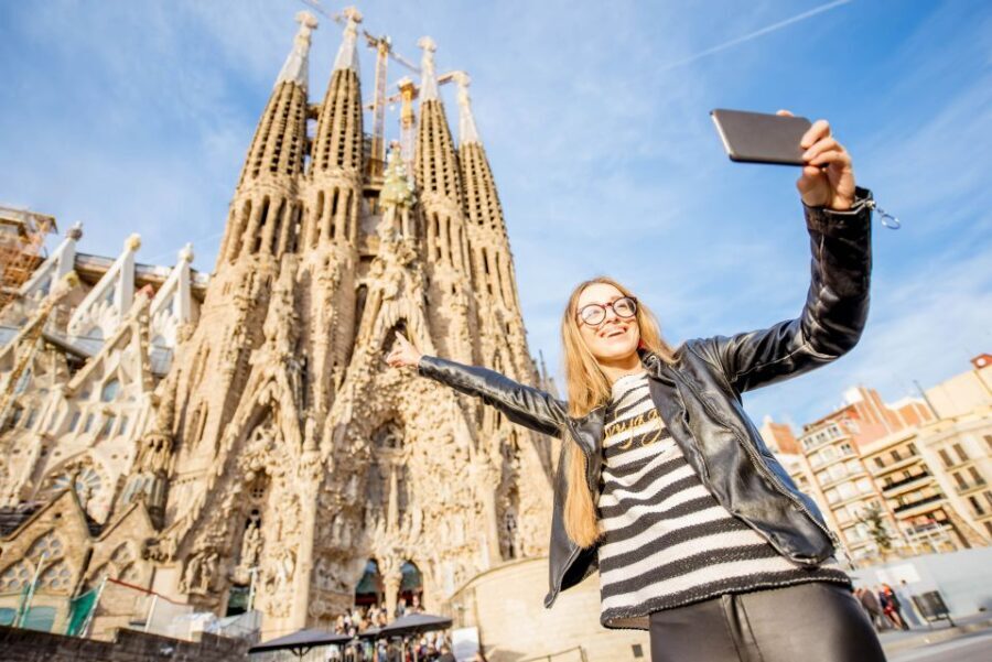 Barcelona: Foodie Walking Tour with Sagrada Familia Tickets - Valuing the Price: Is $215 Worth It?