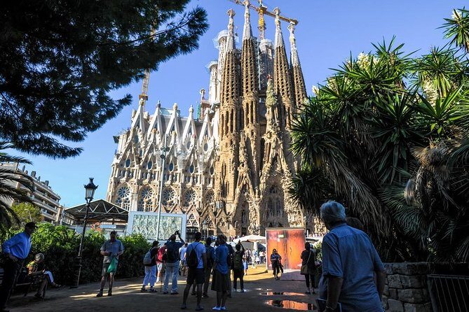 Barcelona Highlights & Sagrada Familia Skip-the-Line Private Tour - Practical Considerations and Tips