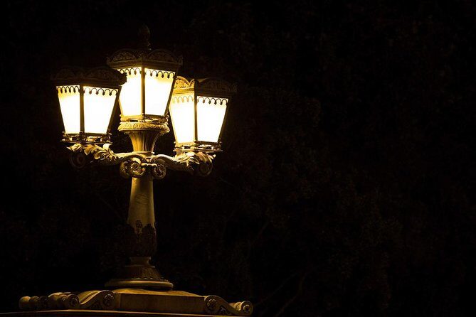 Bright Lights of Budapest Night Tour with Boat Cruise and Wine - Who Is This Tour Perfect For?