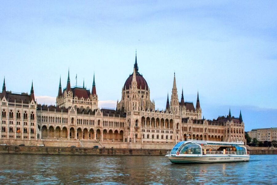 Budapest: 1-Hour Evening Sightseeing Cruise with Drink - Key Points