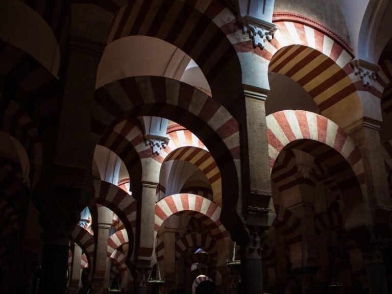 Córdoba: Mosque, Synagogue, and Jewish Quarter Walking Tour - Inside the Córdoba Synagogue