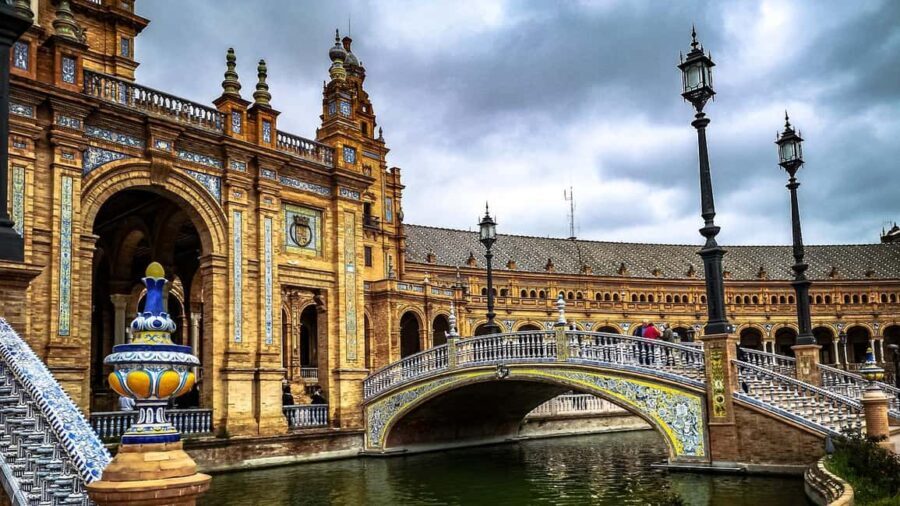 Essential Seville with Tapas: Santa Cruz, Plaza de España, and Local Flavors - The Tapas Experience: A Feast for the Senses