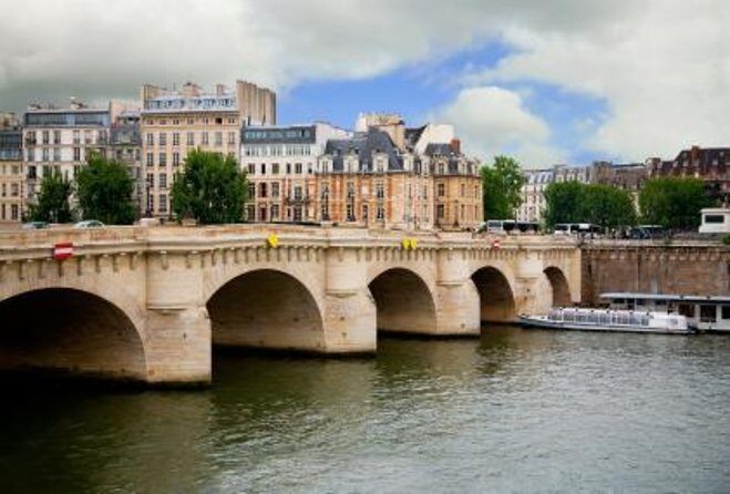 Explore Paris in 90 minutes with a Local - Deep Dive into the Experience