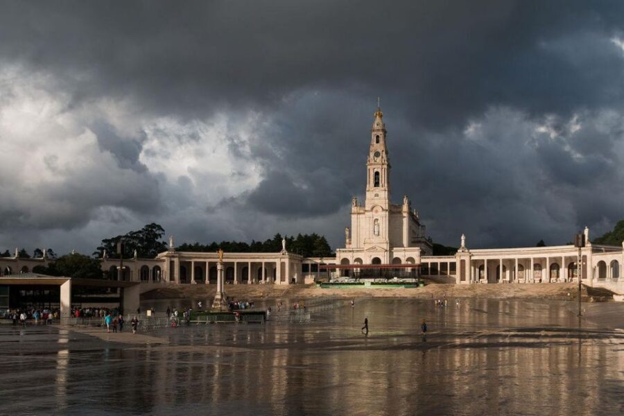 Fatima Sanctuary and Pastorinhos Village Day Trip from Porto - Arriving at Fátima: First Impressions