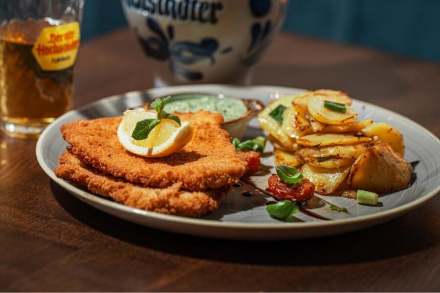 Frankfurt: Verbrecherjagd und gefährlich leckeres Schnitzel - Exploring Frankfurt’s Old Town in a New Way