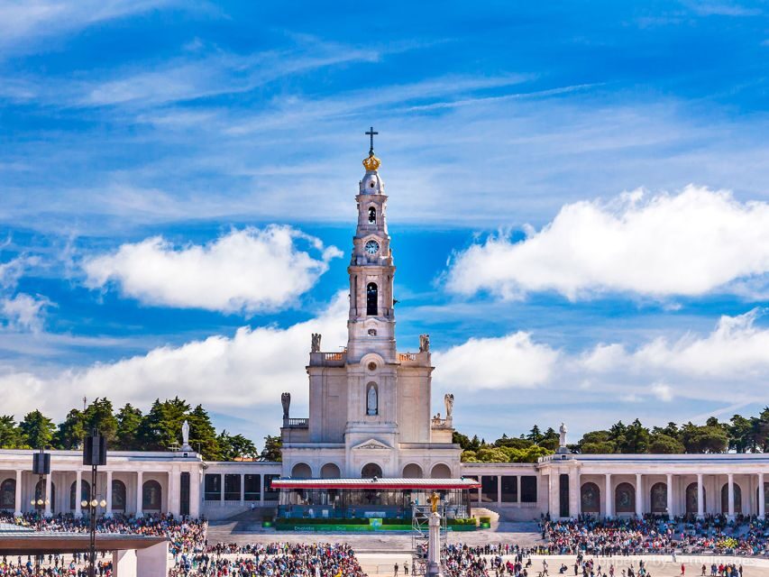 From Lisbon: Fatima, Nazaré, Óbidos Full-Day Trip - Visiting the UNESCO Batalha Monastery