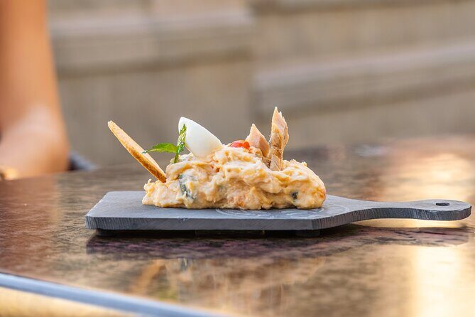 Gourmet Tapas and Wine Tour in the Old Town of Las Palmas - The Atmosphere and Surroundings