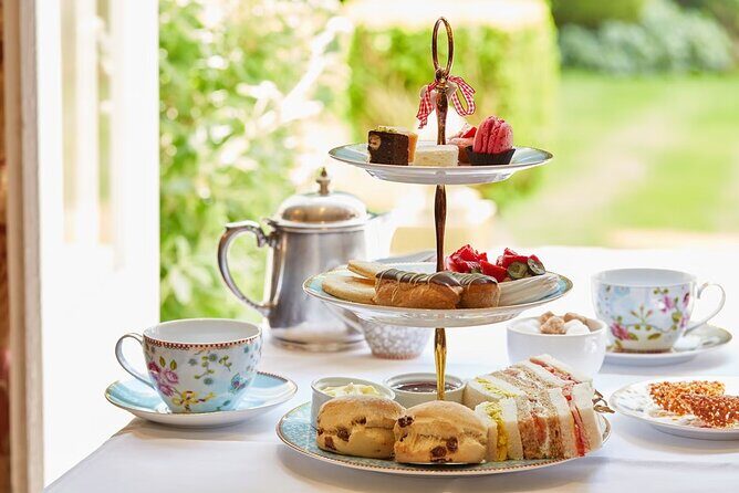 Hampton Court Guided Tour. Full day Access & High Tea - Practical Details & Tips