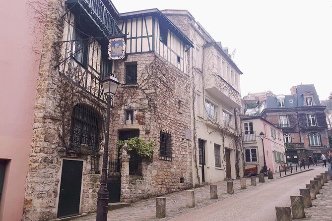 Montmartre & Sacré Coeur Private Historical 2-Hour Walking Tour in Paris - The Value of a Private Guide