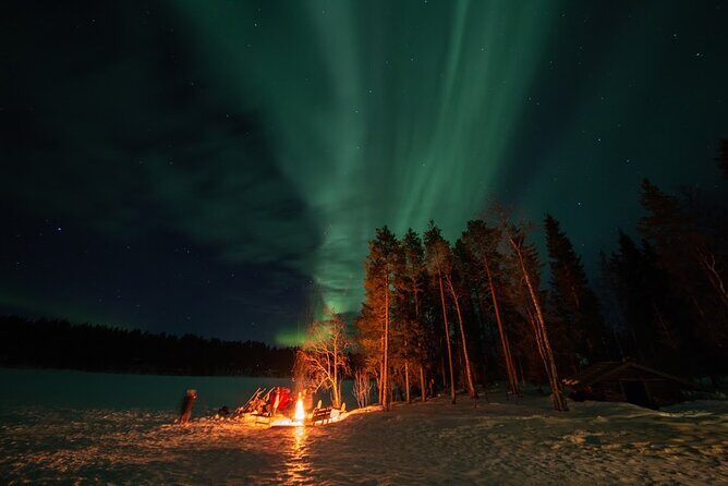 Northern Lights Hunting in Lappish old cottage - Transportation and Group Size
