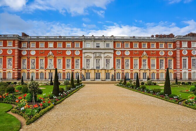 Private Chauffeured Tour to Hampton Court Palace from London - Exploring Hampton Court Palace