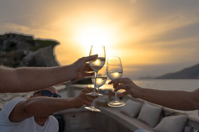 Private Sunset Aperitif on a Boat in the Gulf of Poets - Who is this tour best suited for?