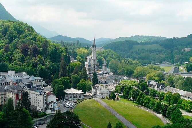 Private Transfer from Barcelona to Lourdes in France - Key Points