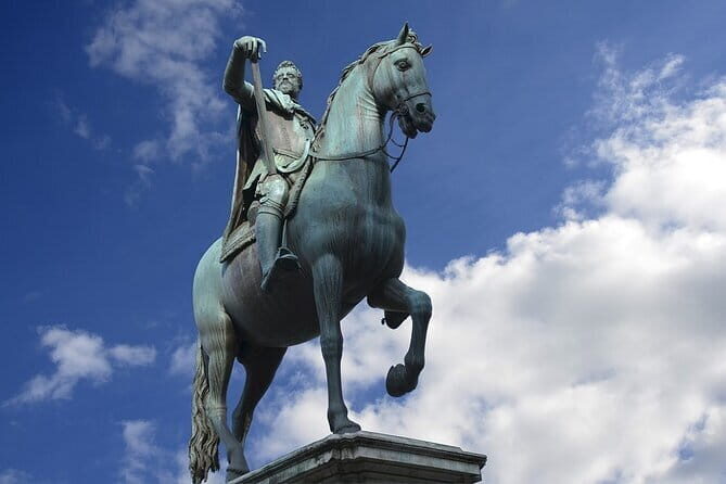 PRIVATE Walking Tour around Medici Family - Practical Aspects and Value