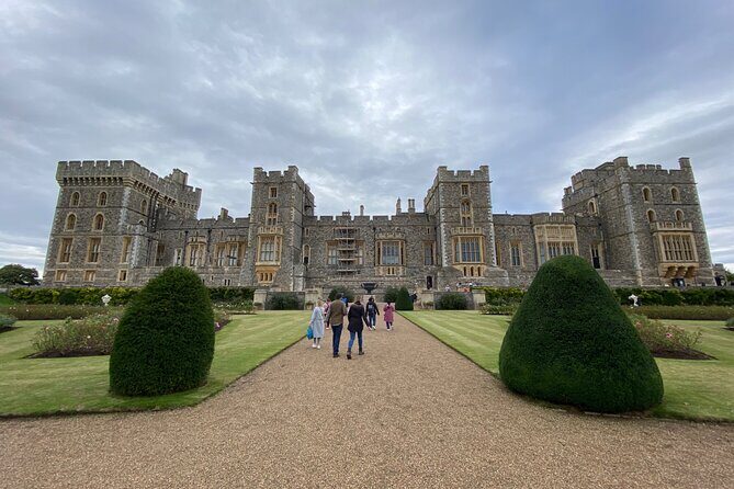Private Windsor Castle, Stonehenge, The City of Bath Day Tour - Rest Stop at Fleet Services: Lunch and Relaxation