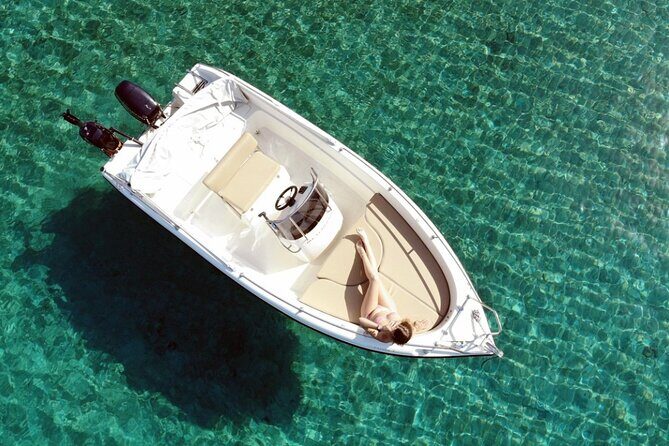 Rent a Boat Without a License in Santorini - The Experience from a Traveler’s Perspective