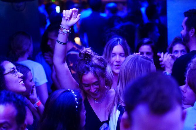 Riviera Bar Crawl Party with Free Shots and VIP Entry - Who Is This Tour Perfect For?