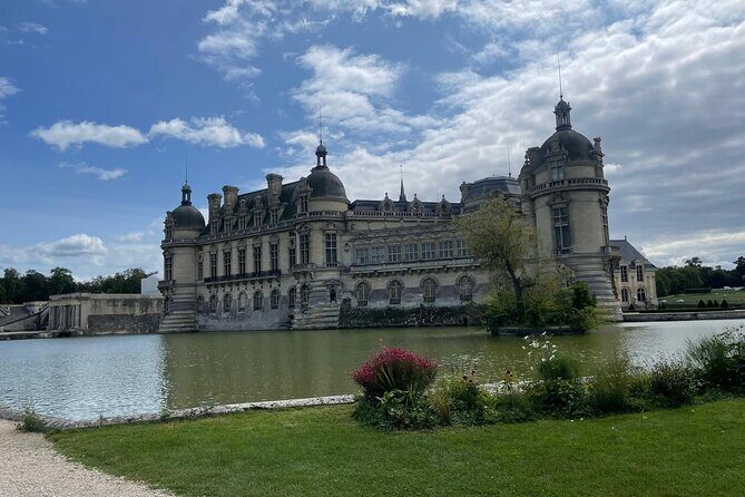 Royal getaway to the Domaine de Chantilly in Van Premium - Exploring the Château de Chantilly