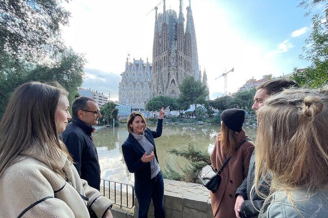 Sagrada Familia and Guell Park Small Group Tour: Drink and Tapa - Why This Tour Works Well