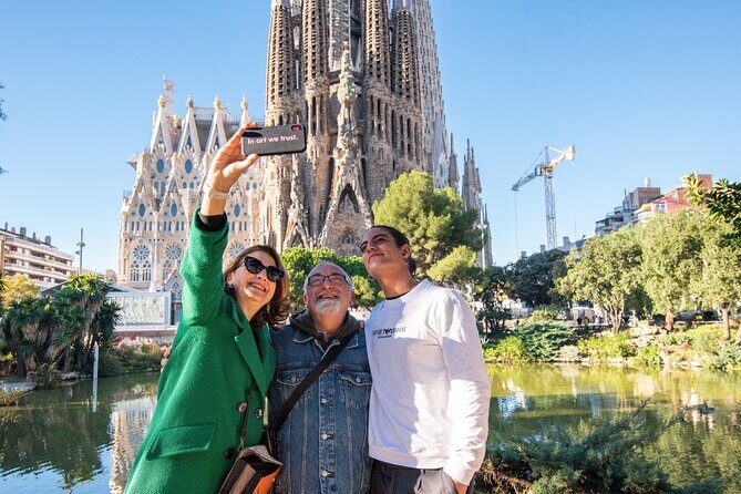 Sagrada Familia Small Group Guided Tour with Skip the Line Ticket - Who Should Book This Tour?