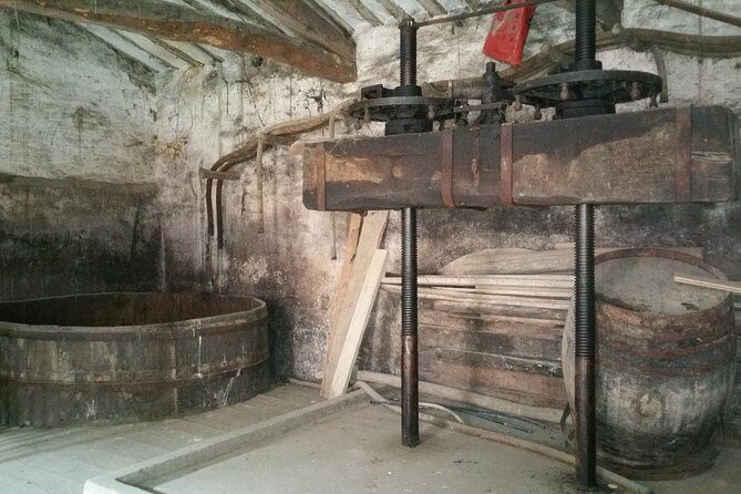 Visit a winery of the 19th century and its draft - Exploring the Details of the Tour