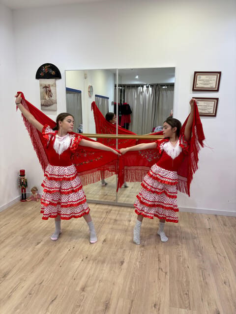 45 minutes flamenco dance class for family in Málaga - What You Can Expect from the Flamenco Class