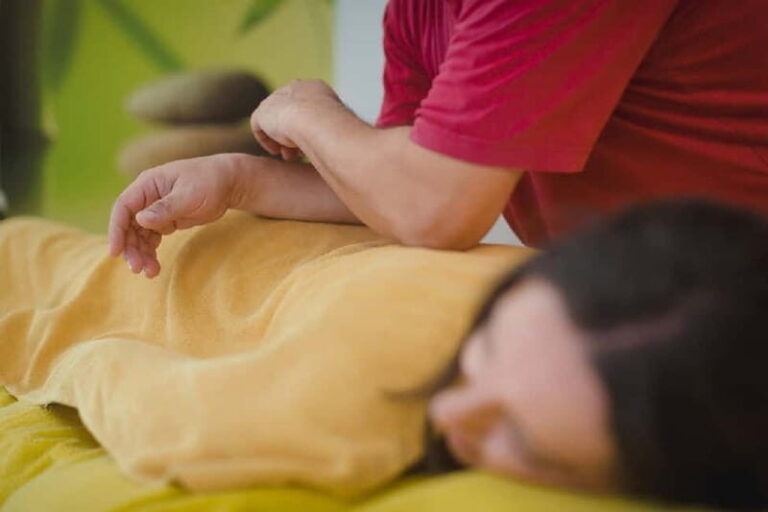 Akrotiri: Spa Massage Break Pool Day Access for 3-4 Friends - Practical Tips for Your Booking