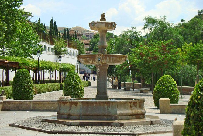 Alhambra and Albaycin Private Tour - The Showstopper: The Alhambra Palace and Gardens