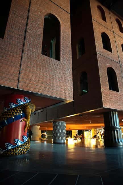 Alhóndiga de Bilbao: Art explained by Artists - Philippe Starck’s Redesign — A Creative Touch